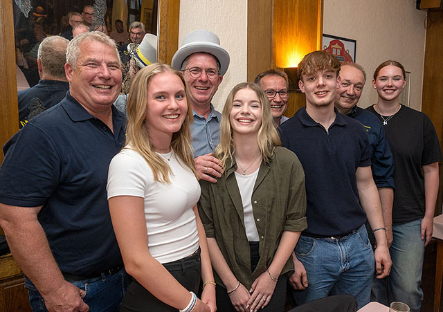 Die KG ZiBoMo wählte am Montagabend ihr neues Narrenoberhaupt: Der designierte Hippenmajor Hennin Blees (3.v.l.) wird in der nächsten Session begleitet von seinen Adjutanten Rudi Cadura (l.) und Dirk Mentrup (5.v.l.), Jugendhippenmajorin Christin Beitelhoff (4.v.l.) sowie deren Adjutanten Nova Holste (2.v.l.) und Louis Greve (6.v.l.). Erste Gratulanten waren die Vorgänger Ralf Reisener und Ania Brüggemann. Foto: Wolfram Linke